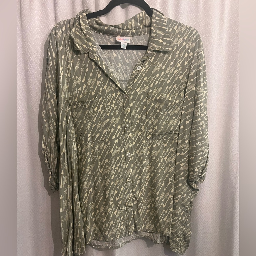 LulaRoe Amy Shirt with Arrow Design